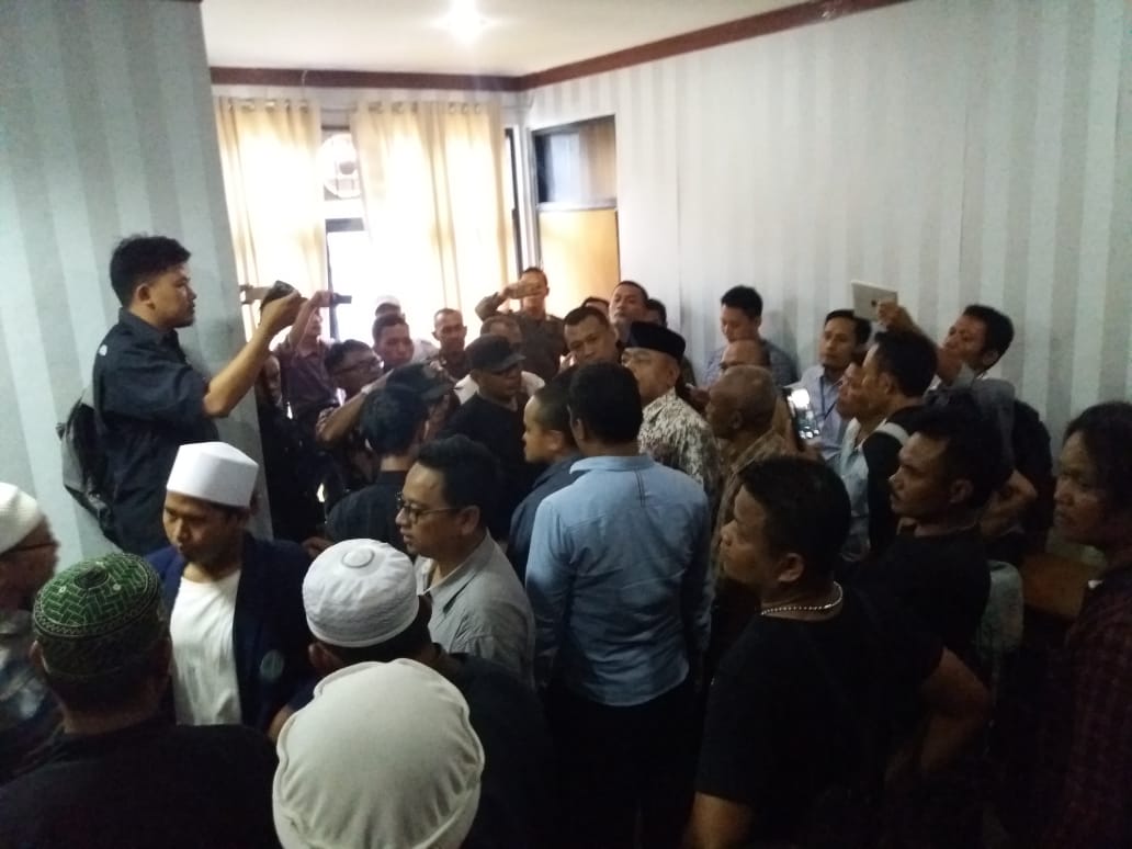 Anggota Dewan Di Karawang Ini Dikeroyok Massa Setelah Unggah Meme