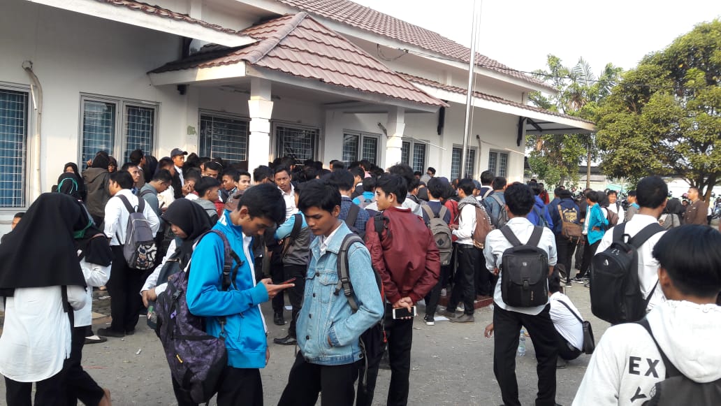 lowongan kerja untk lulusan SMA/SMK Hasil gambar untuk pencari kerja karawang