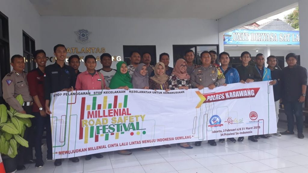 Relawan Lalu Lintas di Karawang yang dibentuk Satlantas Polres Karawang Foto Bersama di Mako Polres Karawang