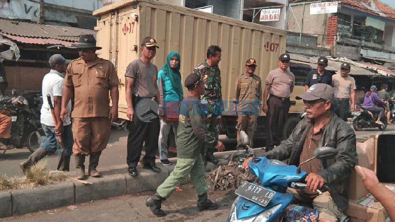 Tim Gabungan Muspika Kompak Bersihkan Saluran  Air  Pasar  