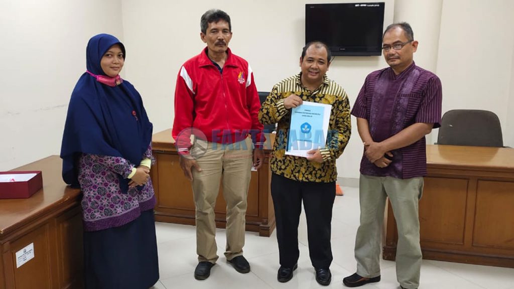 pihak sekolah in english