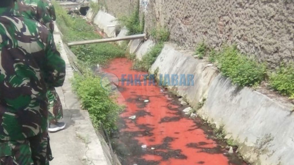  Saluran Air  di Jalan Tuparev Diduga Tercemar Limbah Cat Fakta Jabar