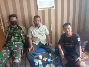 Panitia Pilkades Desa Sindang Karya bersama anggota dan Babinsa TNIKetika Bersama 