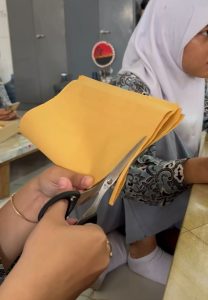 Barang bekas diubah menjadi karya yang bernilai dan bermanfaat